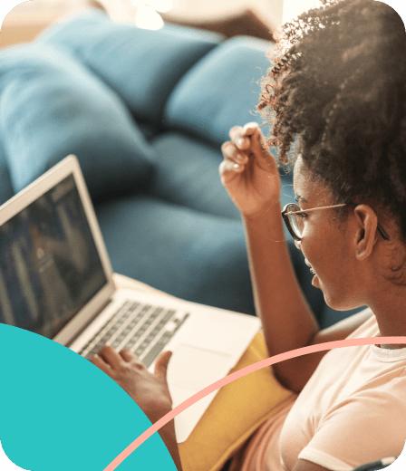 imagem de uma mulher digitando em um notebook com uma mão e segurando o cabelo com a outra